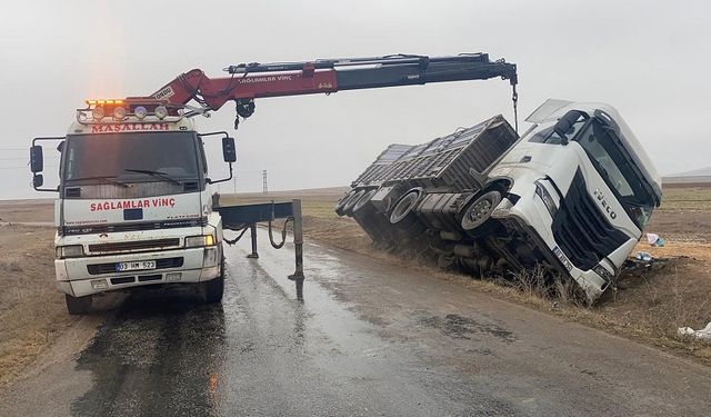 Afyon'da mısır yüklü tır devrildi