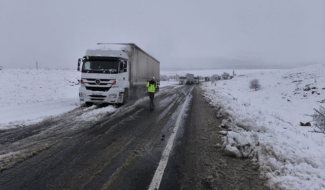 Yoğun kar nedeniyle kapalnan yollar açılıyor