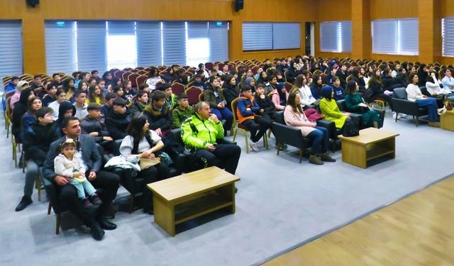 Polis, ortaokul öğrencilerine mesleklerini tanıttı