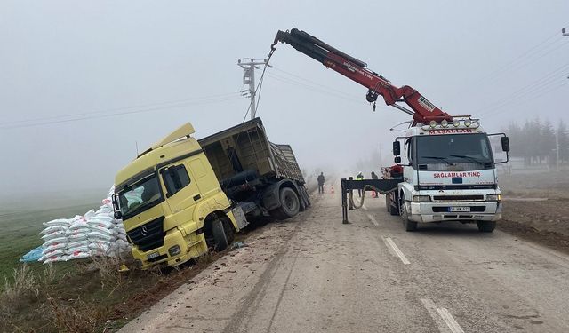 Afyonkarahisar'da gübre yüklü tır devrildi