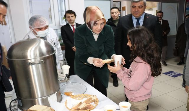 Vali Yiğitbaşı’ndan öğrencilere çorba ikramı