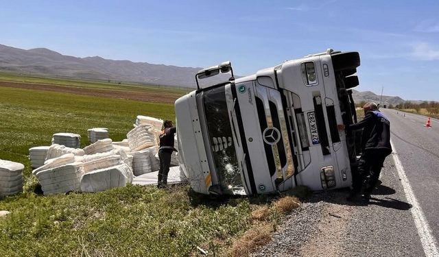 Tır sürücüsünü sıkıştığı yerden itfaiye kurtardı