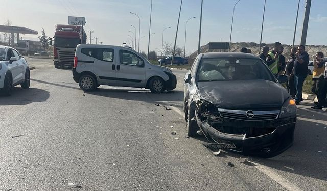 Hafif ticari araç ile otomobil çarpıştı: 5 yaralı