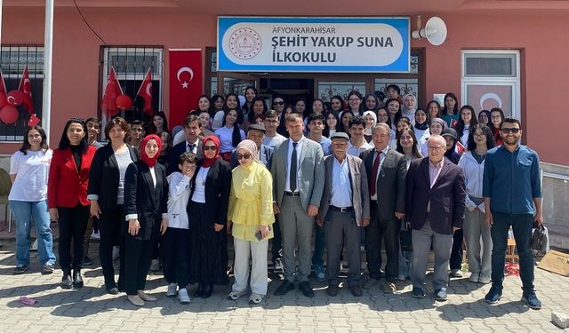 Afyon Lisesi'nden geleceğe kitap ve fidan bağışı