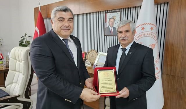 Miraç Sünnetci’den emekli eğitimciye anlamlı plaket