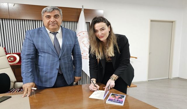 Öğretmen, ışığıyla öğrencilerinin yolunu aydınlatan bir rehberdir