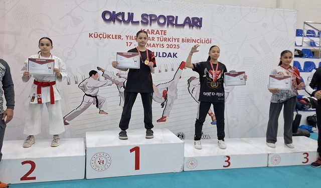 Asel Sarıgül karatede Türkiye ikincisi oldu