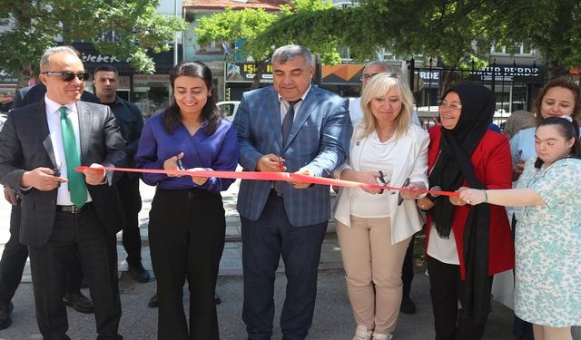 Afyonkarahisar’da özel yüreklerden anlamlı sergi