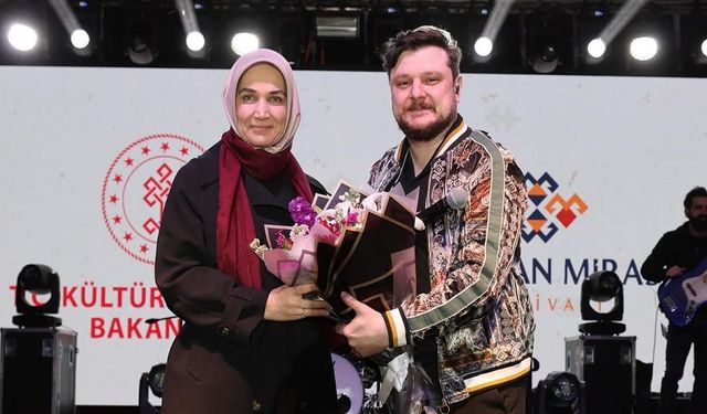 Ekin Uzunlar, Ayazini'de sahne aldı