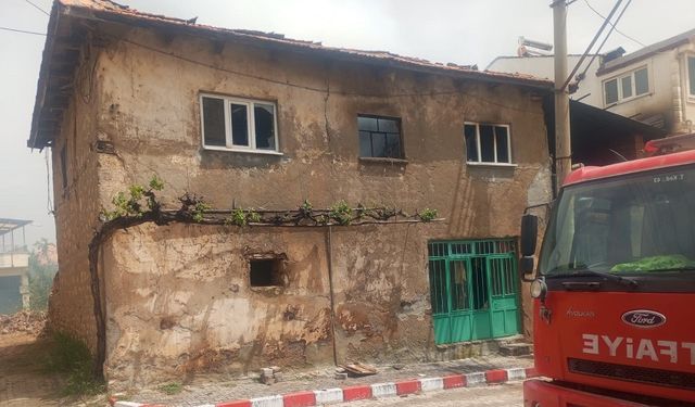 Afyon'da kerpiç ev yandı