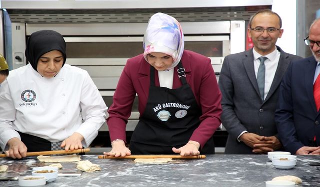 Vali Yiğitbaşı, öğrencilerle mercimekli bükme yaptı