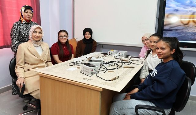 Vali Yiğitbaşı, Kodlama ve Sanat Atölyesi’ni ziyaret etti