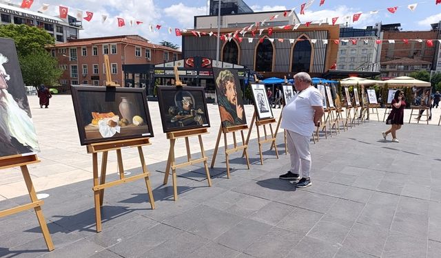 Lise öğrencileri, Zafer Meydanında sergi açtı