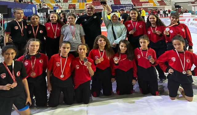 Afyonlu kadın güreşçiler madalyaya doymuyor!..