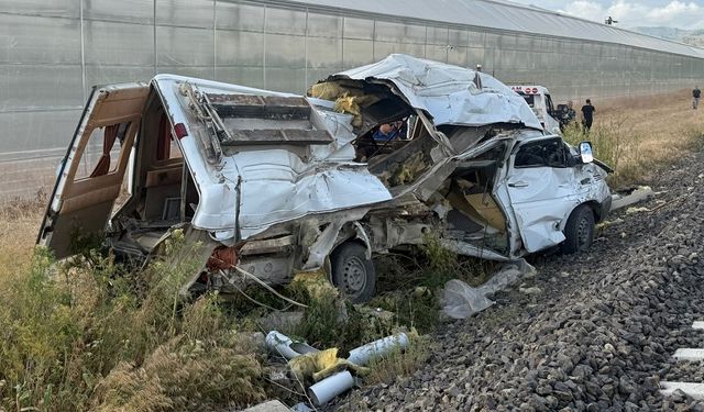 Afyon'da tren minibüse çarptı: 1 yaralı