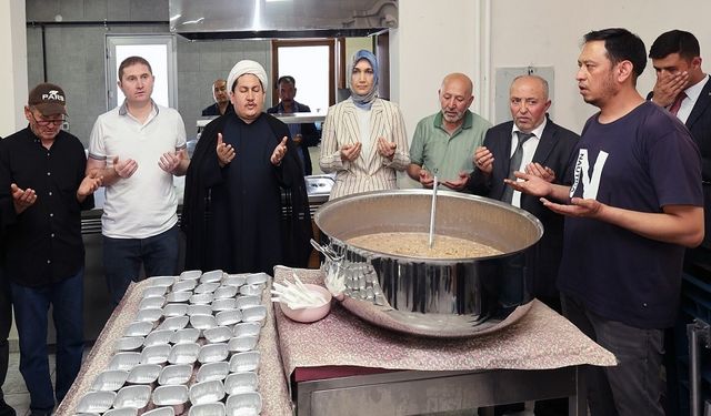 Vali Yiğitbaşı cemevinde aşure dağıttı