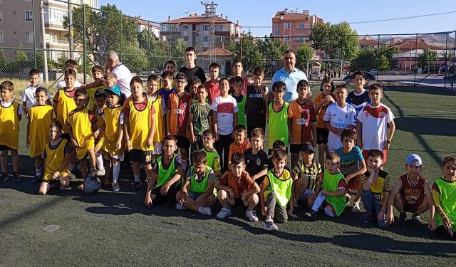 Muhtar öncülük etti, mahallede yaz futbol okulu açıldı