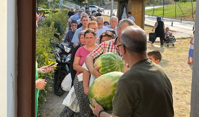 Fiyatlara kızdılar 50 ton bedava karpuz dağıttılar