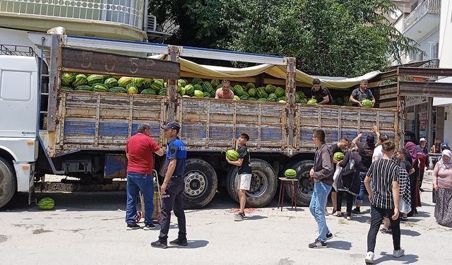Afyon Sandıklı'da vatandaşa 20 ton karpuz dağıtıldı