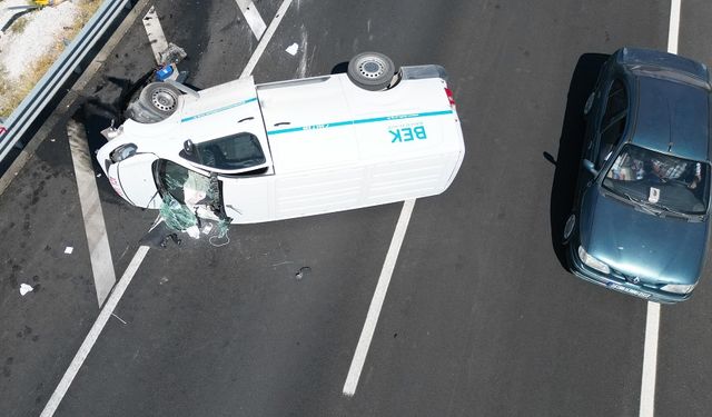 İlaç yüklü kamyonet devrildi