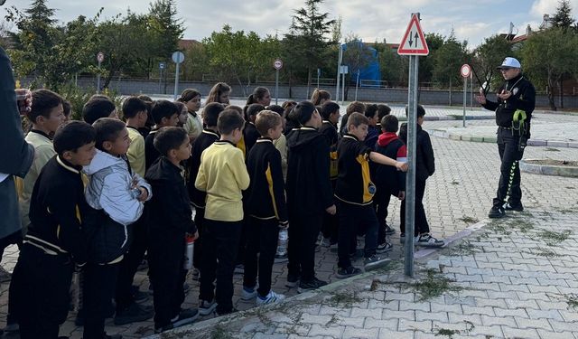 Şuhut'ta öğrencilere trafik güvenliği eğitimi