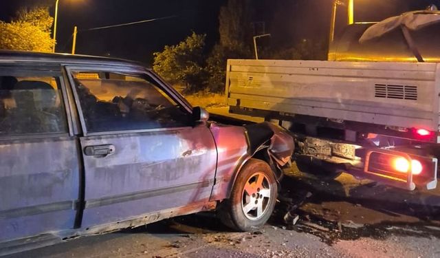 Otomobil kamyonete çarptı; 2 yaralı