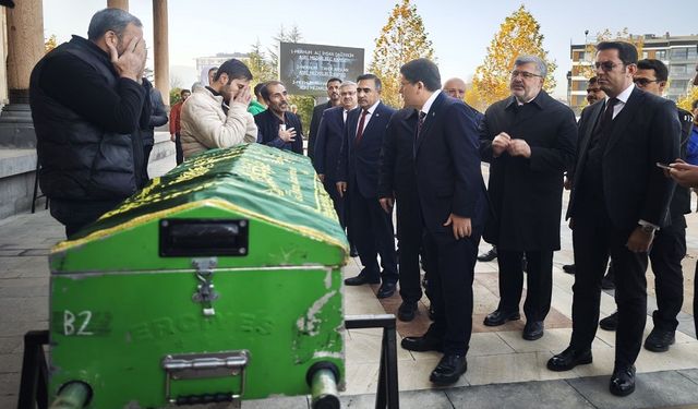 Bakan Tunç, Cuma sonrası cenaze namazlarına katıldı