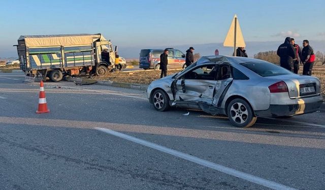 Kamyonet otomobil çarpıştı, 6 yaralı