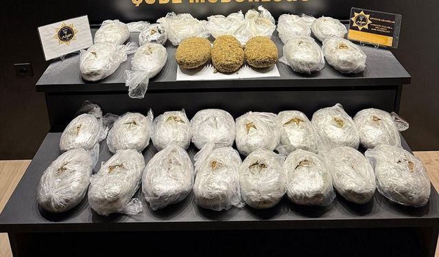 Otomobilin kapısına 11,5 kilo uyuşturucu zulalamışlar