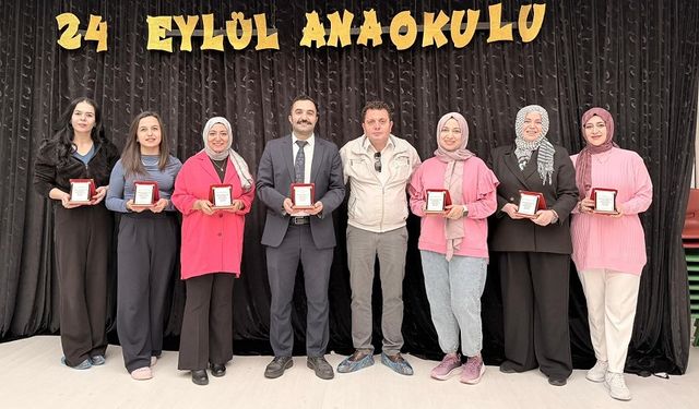 Muhtar, öğretmenlere plaket takdim etti