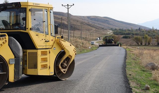Dinar’ın köylerinde sıcak asfalt çalışmaları başladı