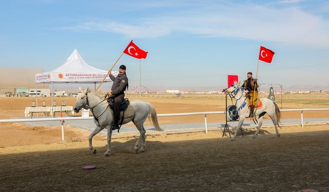 Dört Nal At Yarışları Cumhuriyet Koşusu yapıldı