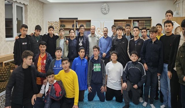 Emirdağ Fen Lisesi öğrencileri Diyanet Gençlik Merkezi'nde.