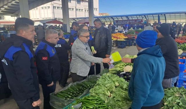 Başkan Özaşkın pazarcı esnafına fiyat etiketleri dağıttı.