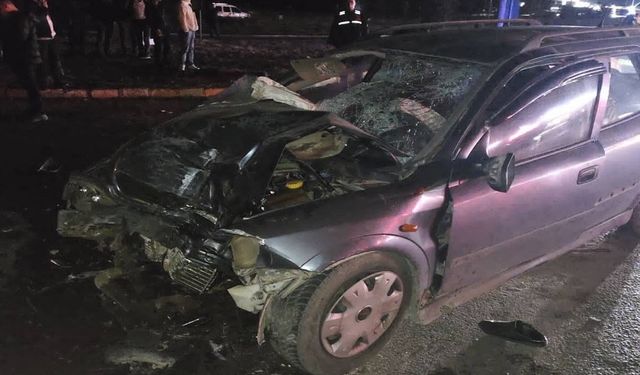 Otobüs otomobil çarpıştı, 1 kişi öldü