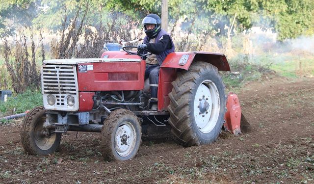 Kask, gözlük, eldiven... Traktörümüze bindik, tarlamızı sürüyoruz!..