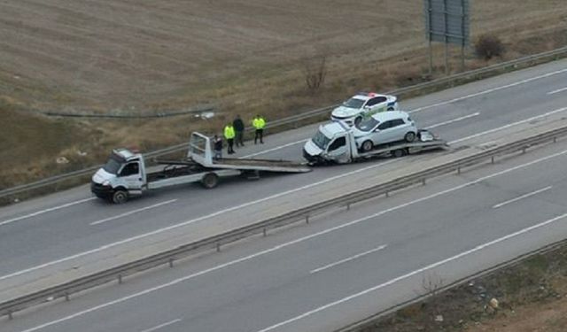 Çekici kaza yaptı, otoyol şeridi kapandı