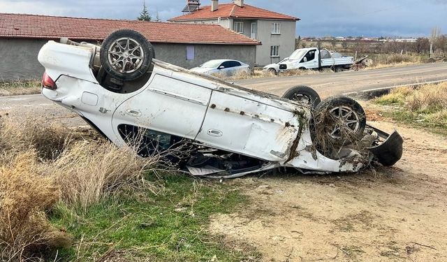 Şarampole devrilen otomobil sürücüsü yaralandı