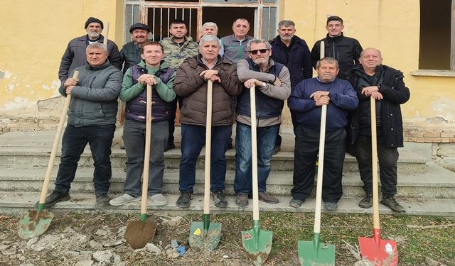 İmece usulüyle 300 fidan diktiler