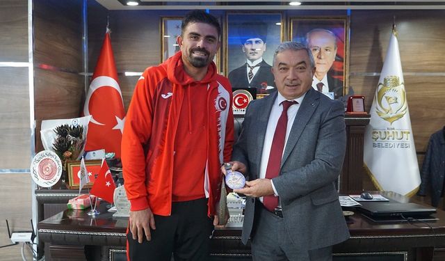 Milli Futbolcu Emre Kılınç, Şuhut'u ziyaret etti