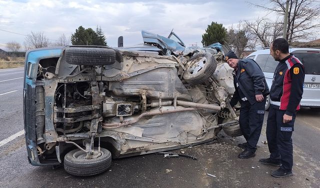 İki otomobil çarpıştı, 4 yaralı var