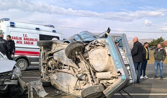 İki otomobil çarpıştı, 4 yaralı var