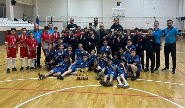 Kızıldağ Ortaokulu Voleybol Takımı İl Üçüncüsü oldu