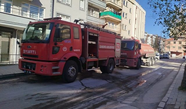 Sandıklı'da 5 katlı binada yangın