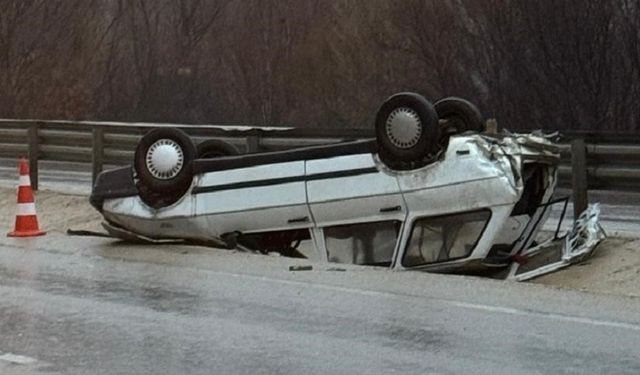 Otomobil refüje devrildi, sürücüsü yaralandı