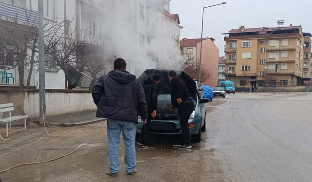 Otomobil yangınını vatandaş söndürdü