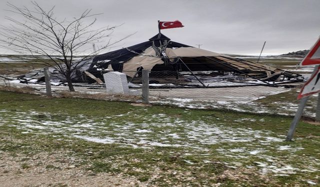 Çadır salon rüzgarın şiddetiyle parçalandı