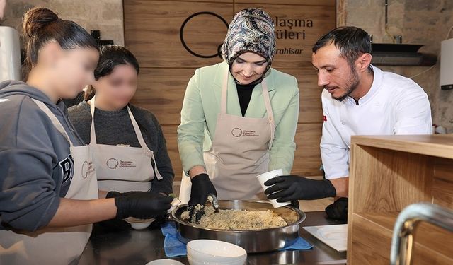 Vali Yiğitbaşı, gençlerle birlikte Göce Köftesi yaptı