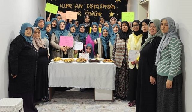 10 kursiyer kadın, Kur'an okumayı öğrendi