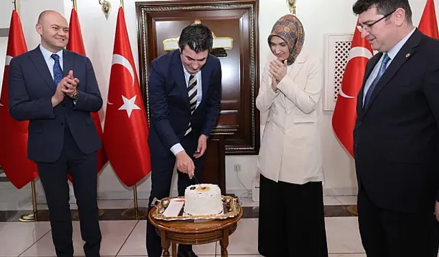 Valilikte terfi kutlaması, pasta kesildi